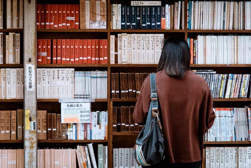 femme dans une bibliothèque